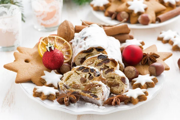 Christstollen mit Trockenfrüchten, Plätzchen und Gewürzen — Stockfoto