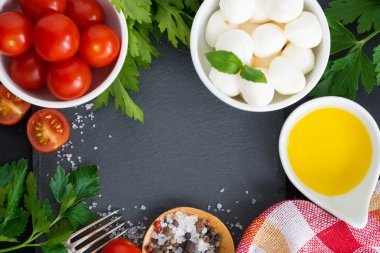 Mozzarella peyniri, salata ve siyah arka plan için malzemeler