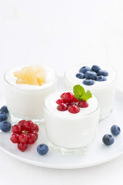 Producto dietético yogur surtido con bayas frescas, vertical — Foto de Stock