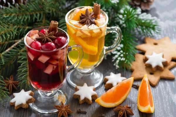 Bebidas navideñas festivas, galletas y especias — Foto de Stock