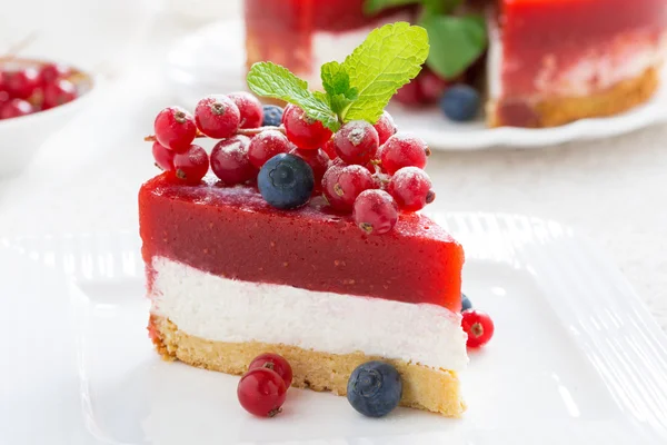 Pezzo di cheesecake con gelatina di bacche, primo piano — Foto Stock