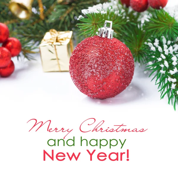 Boże Narodzenie czerwony piłkę i dekoracji, selektywne focus, na białym tle — Zdjęcie stockowe