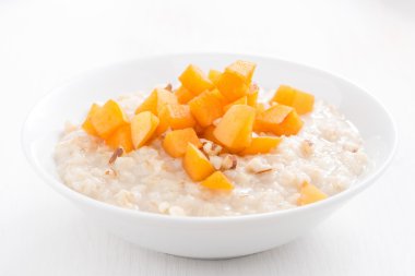 yulaf ezmesi taze kayısı ve ceviz Beyaz ahşap bir masa üzerinde