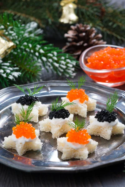 Antipasti natalizi con pane e caviale su un piatto, verticale — Foto Stock