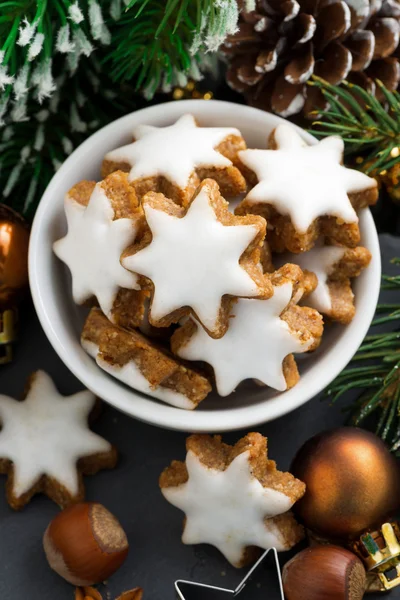 Biscoitos de Natal na forma de estrelas, vista superior, vertical — Fotografia de Stock