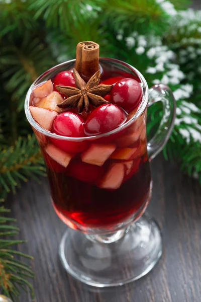 Christmas mulled wine in a glass on a wooden background — Stock Photo, Image