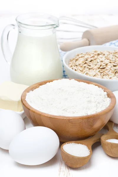 Leche, cereales e ingredientes para hornear, primer plano — Foto de Stock