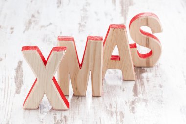 Dekoratif ahşap xmas beyaz bir arka plan üzerinde harfler.