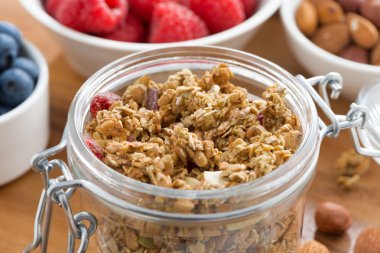 Cam Kavanoz ev yapımı granola ve taze meyveler, yakın çekim