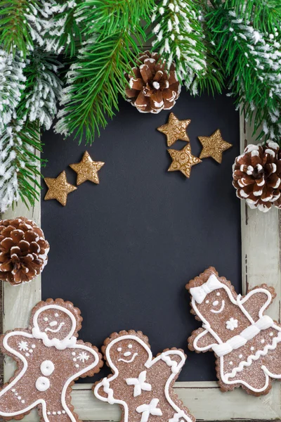 Zwarte board voor tekst en gingerbread man christmas concept — Stockfoto