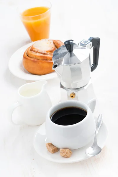 Śniadanie z kawą, słodka drożdżówka, krem i pomarańczowy sok — Zdjęcie stockowe