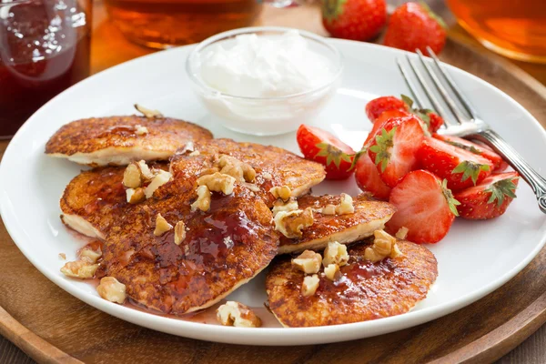 Breakfast with pancakes, fresh strawberries and cream, close-up — Stock Photo, Image