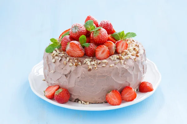 Schokoladenkuchen garniert mit frischen Erdbeeren — Stockfoto