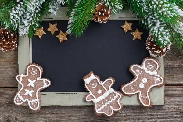 Kerstmis begrip. Zwarte board voor tekst en gingerbread man — Stockfoto