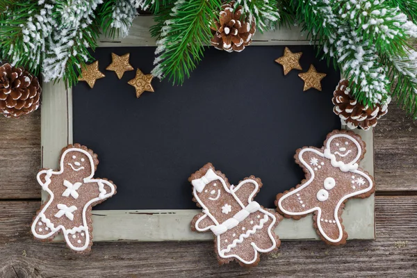 Christmas koncept. Svarta tavlan för text och pepparkakor mannen — Stockfoto