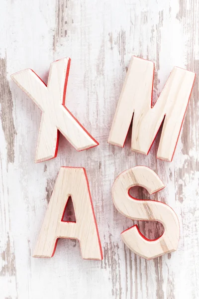 装飾的な木製白い背景の上のクリスマスを手紙します。 — ストック写真