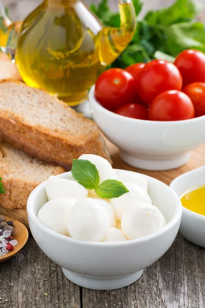 Färsk mozzarella och ingredienser för en sallad, vertikal — Stockfoto