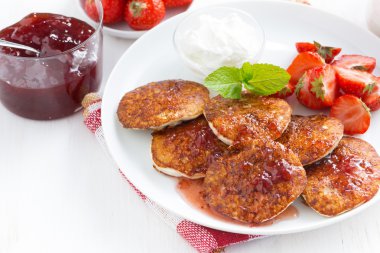 Bir tabak, reçel ve çay taze çilek ile Pancakes