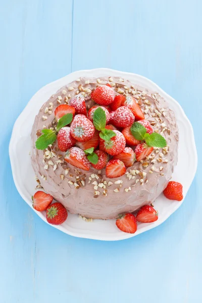 Bolo de chocolate com morangos frescos — Fotografia de Stock