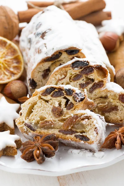 Boże Narodzenie Stollen, różne pliki cookie i przyprawy, pionowe — Zdjęcie stockowe