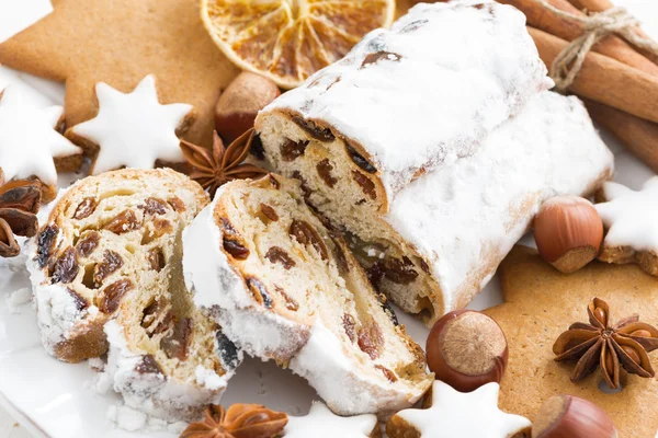 Vánoční Stollen, soubory cookie a koření, close-up — Stock fotografie