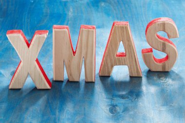 Dekoratif ahşap harf xmas üzerinde mavi arka plan, yatay