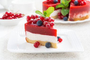 parçası cheesecake berry jöle ile