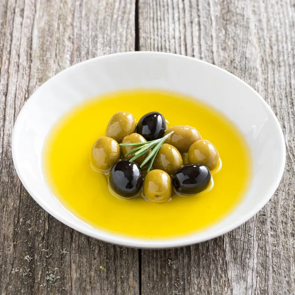 Aceitunas variadas en aceite de oliva — Foto de Stock