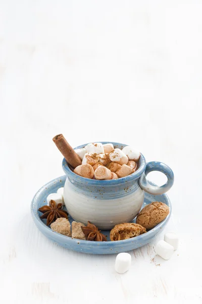 Чашка какао з зефіром, корицею та печивом — стокове фото