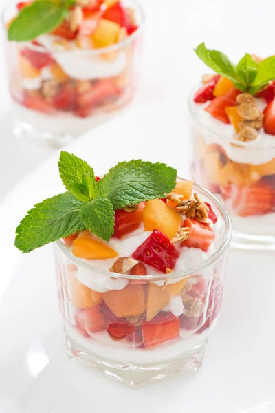 Dolce con fragole, albicocche, panna montata e muesli — Foto Stock