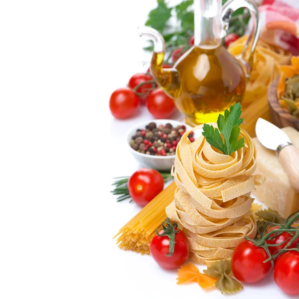 Nids de pâtes italiennes, légumes, épices, huile d'olive, isolé — Photo