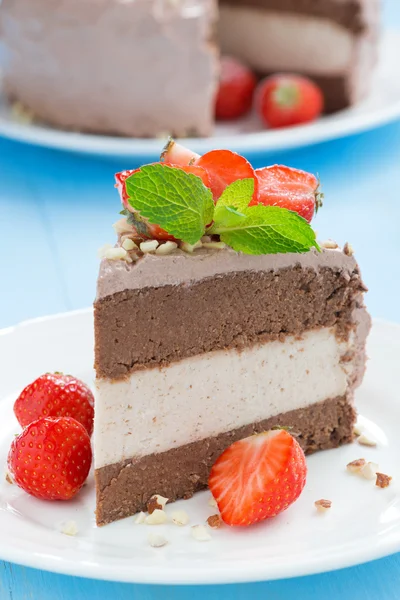 Stück dreilagiger Schokoladenkuchen mit frischen Erdbeeren — Stockfoto