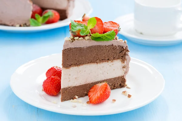 Pedazo de pastel de chocolate de tres capas con fresas frescas — Foto de Stock
