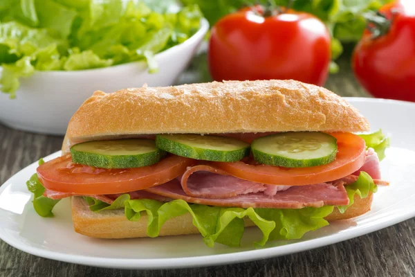 新鮮な野菜とハムのサンドイッチ — ストック写真