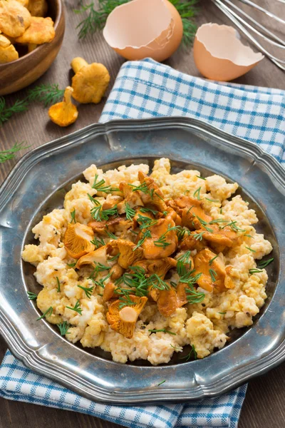 Huevos revueltos con rebozuelos y eneldo fresco, vista superior —  Fotos de Stock