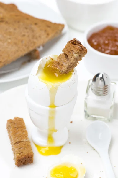 Jajka na miękko z dżemem tosty, pomarańczowy na śniadanie — Zdjęcie stockowe