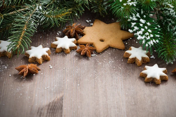 Wooden background with fir branches and cookies, selective focus — Stock Photo, Image