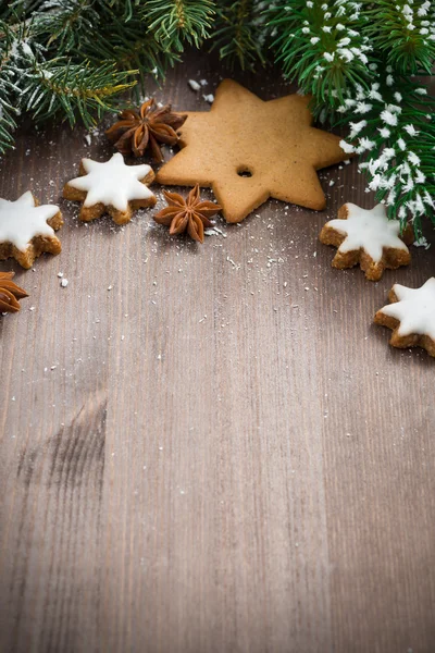 Wooden background with fir branches and cookies, selective focus — Stock Photo, Image