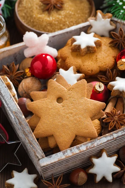 Trälåda med jul cookies, kryddor och dekorationer — Stockfoto