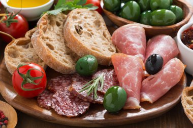 çeşitli İtalyan antipasti - deli et, zeytin ve ekmek