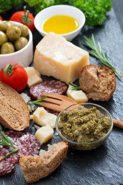 lezzetli antipasti, üstten görünüm ürün yelpazesine