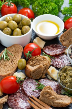 peynir, salam ve çeşitli İtalyan meze, dikey