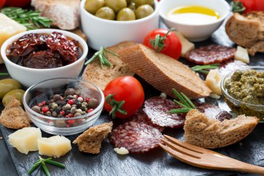peynir, salam ve çeşitli İtalyan meze