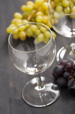 boş şarap bardakları ve üzüm ahşap tablo