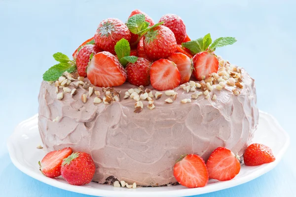 饰以新鲜草莓巧克力蛋糕 — 图库照片