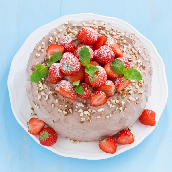 Chocolate cake with fresh strawberries and mint, top view — Stock Photo, Image