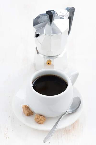 Tasse schwarzen Kaffee und Kaffeemaschine — Stockfoto