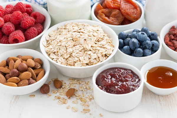 Copos de avena y varios ingredientes para el desayuno, primer plano — Foto de Stock