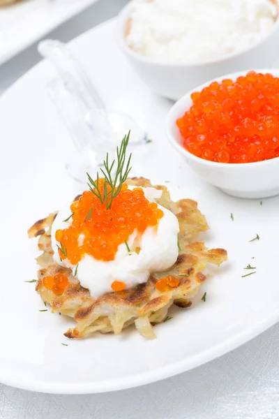 Potato pancakes with red caviar and sour cream on the plate — Stock Photo, Image