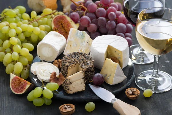 Queijos de delicadeza suave variados e lanches de vinho — Fotografia de Stock